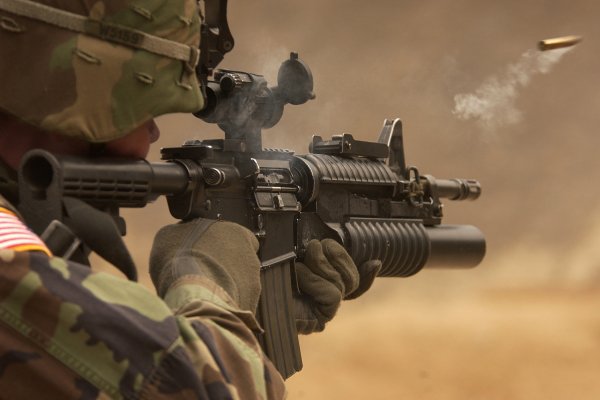 Стрельба из автоматического карабина Colt M4A1